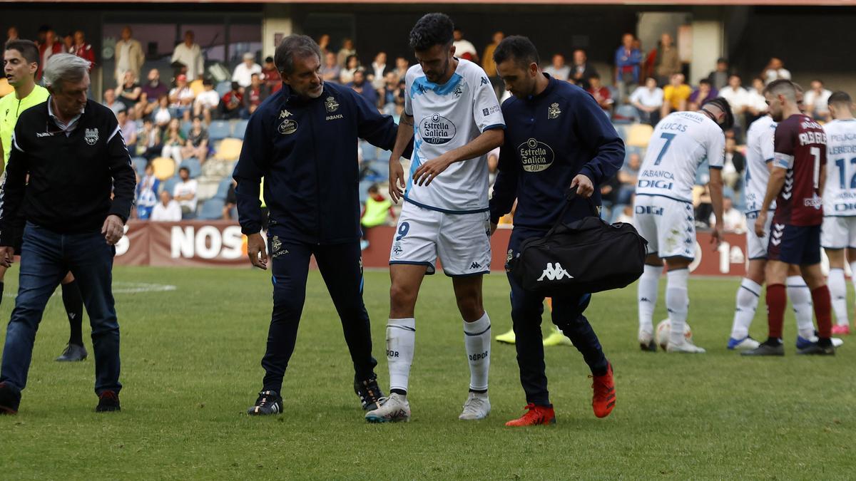 Alberto Quiles se retira lesionado del césped del Pasarón junto al doctor Carlos Lariño. // Gustavo Santos