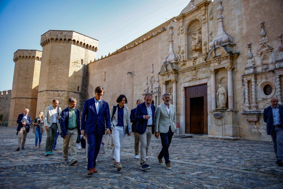 30/08/2024 El presidente de la Generalitat, Salvador Illa, reúne a los 16 consellers de su Govern en unas jornadas de trabajo en el Arxiu Montserrat Tarradellas i Macià del Monestir de Poblet, a 30 de agosto d e2024, en Poblet, Tarragona, Catalunya (España). Este es el primer encuentro del Ejecutivo fuera del Palau de la Generalitat después de su toma de posesión el pasado 12 de agosto. A la llegada del Govern a Poblet, saludan al abad Rafel Barruè ante la puerta del monasterio. Tras ello, se trasladan al Arxiu Montserrat Tarradellas i Macià, donde se realiza una fotografía de familia y donde el Govern inicia a las 11.00 horas su sesión de trabajo. Las jornadas de trabajo, que duran hoy y mañana, servirán para poner en común los planes de trabajo de cada uno de los departamentos y fijar una hoja de ruta del Ejecutivo. POLITICA Kike Rincón - Europa Press