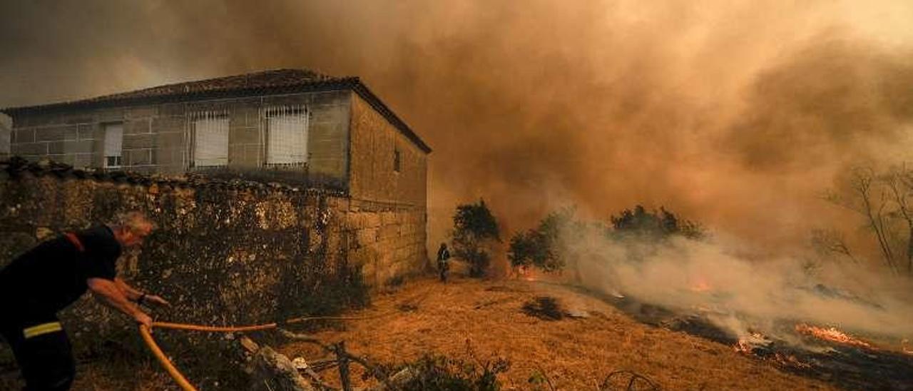 El fuego llegó a una vivienda en Palmés, el año pasado. // Brais Lorenzo