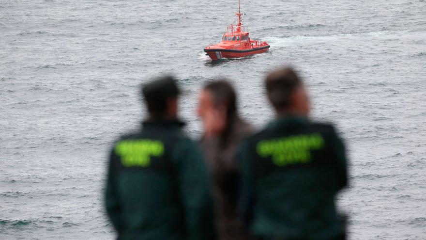 Buscan a dos pescadores que cayeron al mar en A Guarda