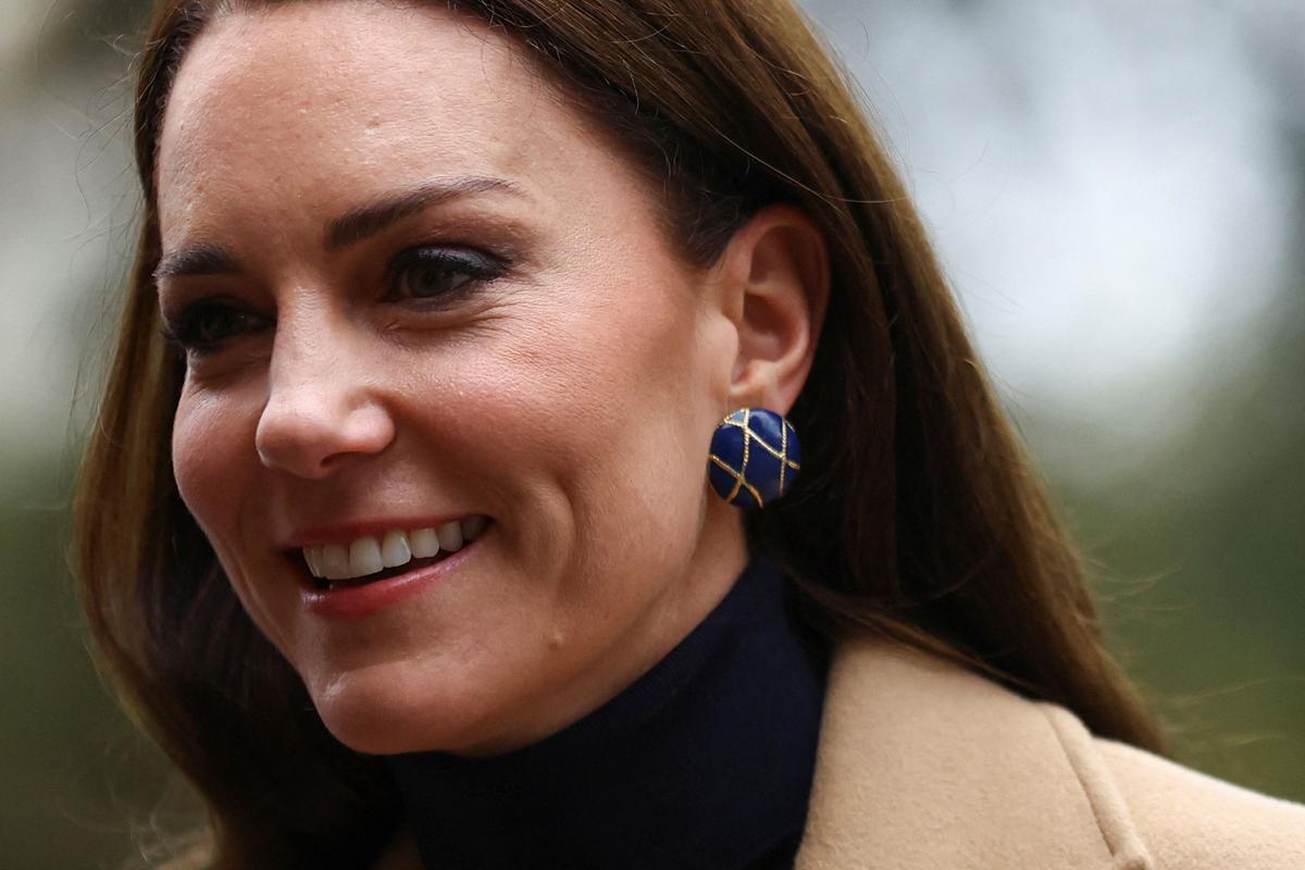 Kate Middleton se exhibe como cocinera en un hogar de ancianos