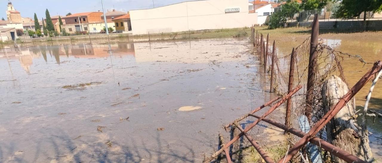 Agua embalsada en La Bóveda