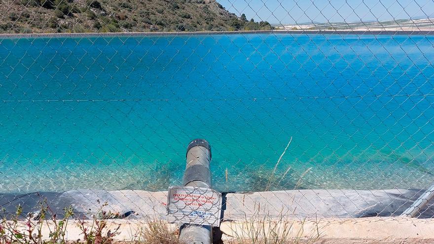 Precintada en Granada una inmensa balsa de agua para regar ilegalmente 153 hectáreas de pistachos