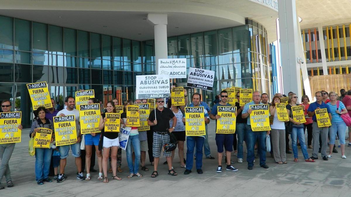Protesta de Aicar-Adicae en Zaragoza contra las cláusulas suelo de las hipotecas.