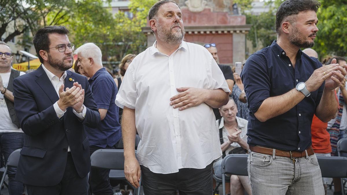 Pere Aragonès, Oriol Junqueras y Gabriel Rufián durante el acto de cierre de campaña de ERC