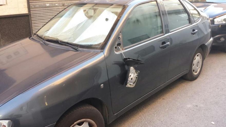 Una discusión de pareja acaba con daños en seis vehículos en Elda