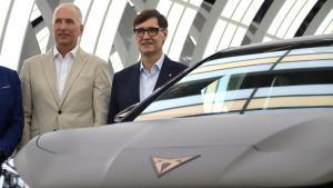 El CEO de Seat y Cupra, Markus Haupt, junto al president Salvador Illa, en la planta de Wolkswagen en Hefei (China).