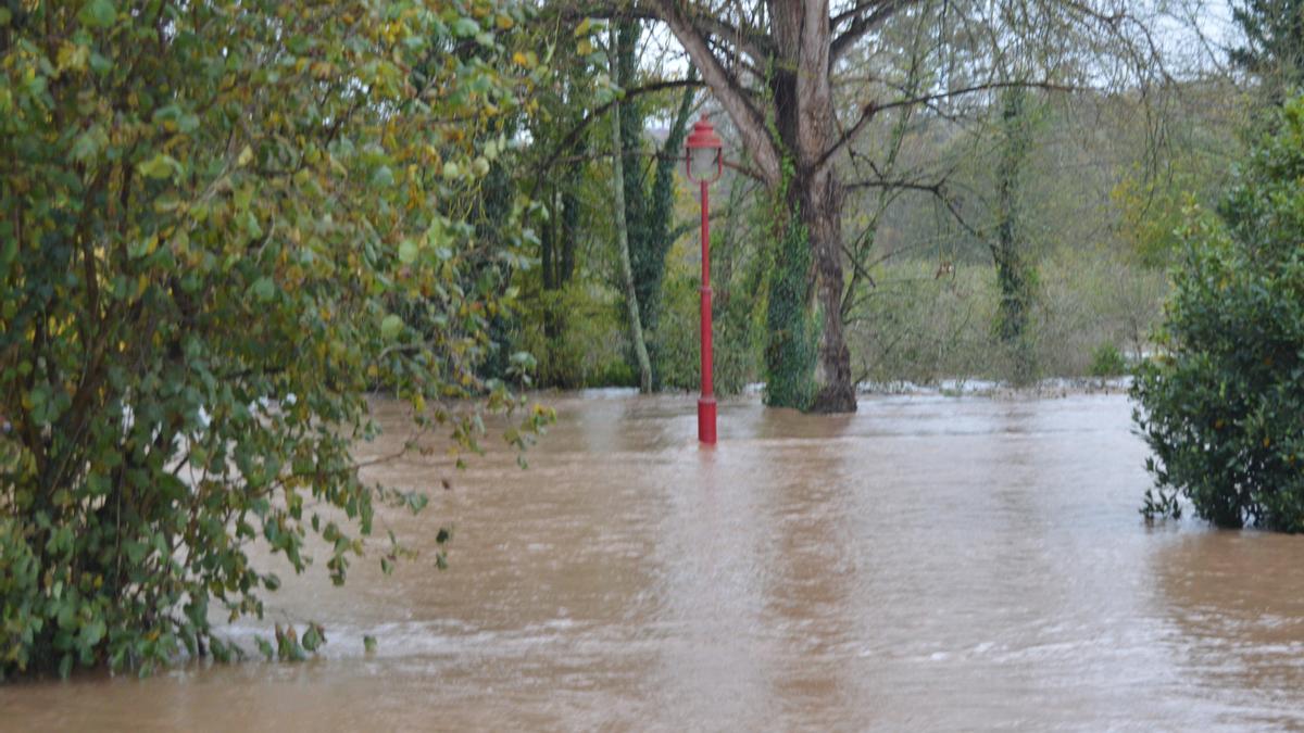 Inundaciones en Asturias: la lluvia complica la situación en muchos puntos de la región, con alerta amarilla y de desbordamientos