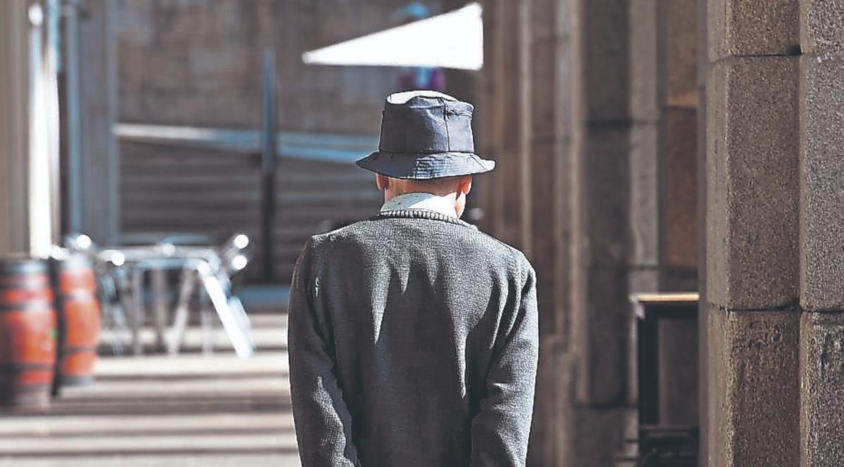 Un hombre pasea por María Pita