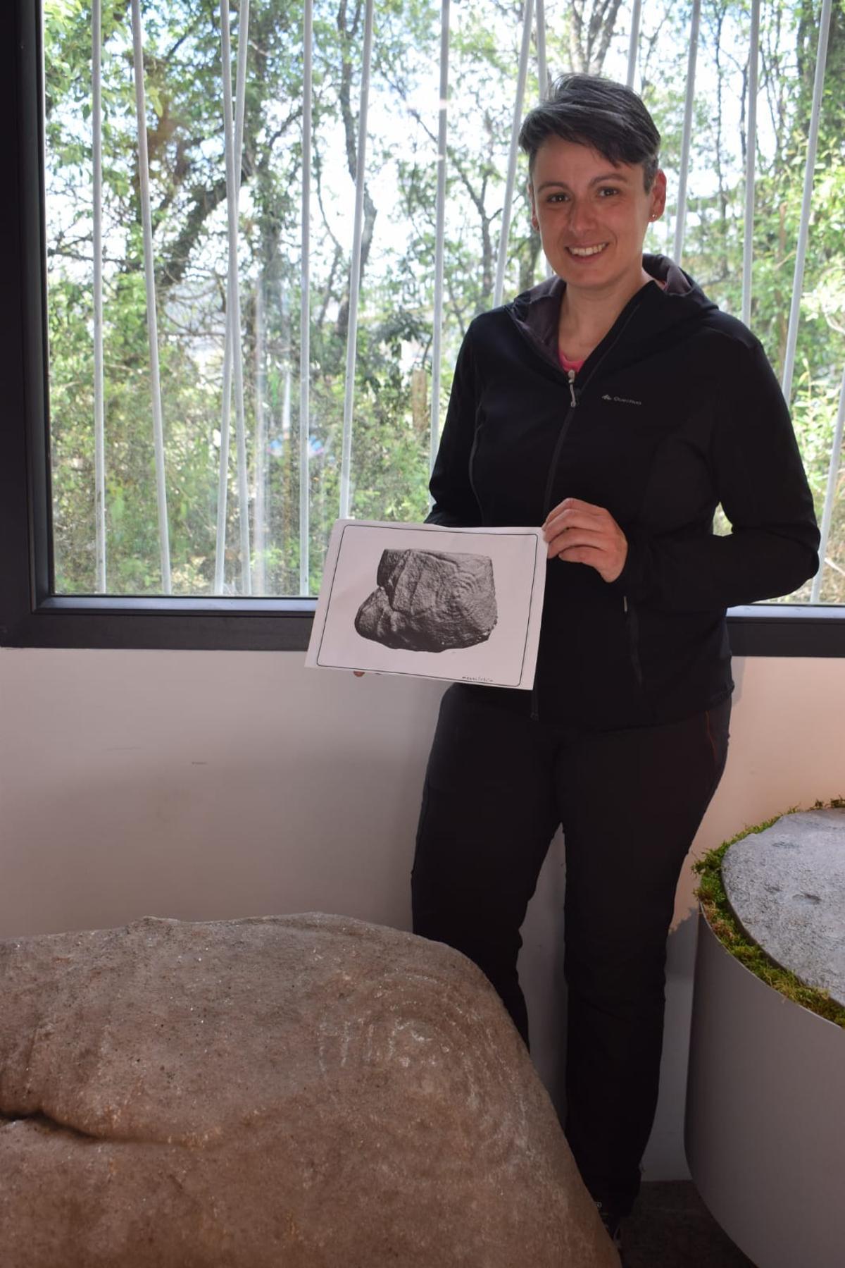 Cristina Escaloni explicando las características de la piedra instalads en el Centro de Activación Cultural Torres de Oeste (Cacto).