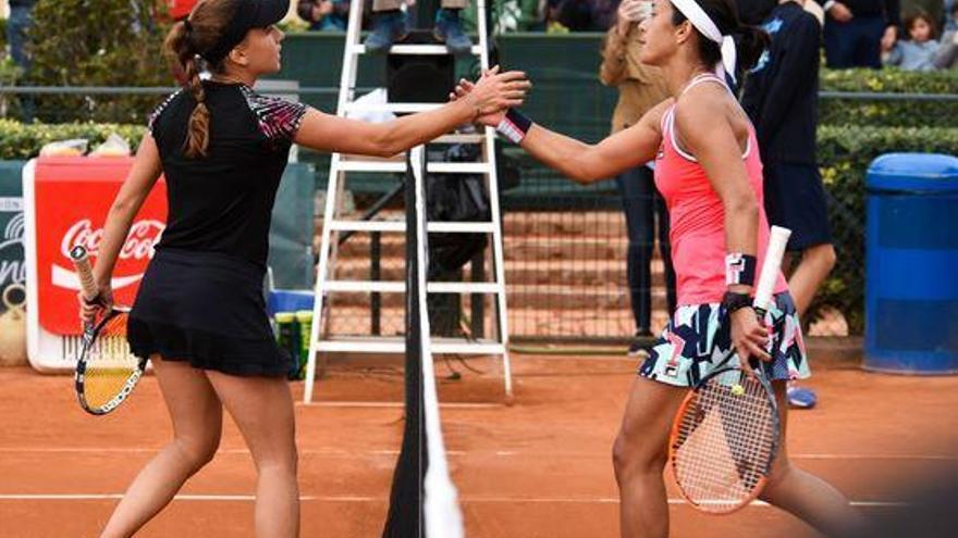 Irina Bara y Silvia Soler, al final del partido que les enfrentó