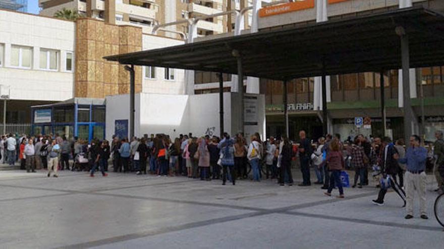 Las colas, en la plaza San Juan de la Cruz, este miércoles.