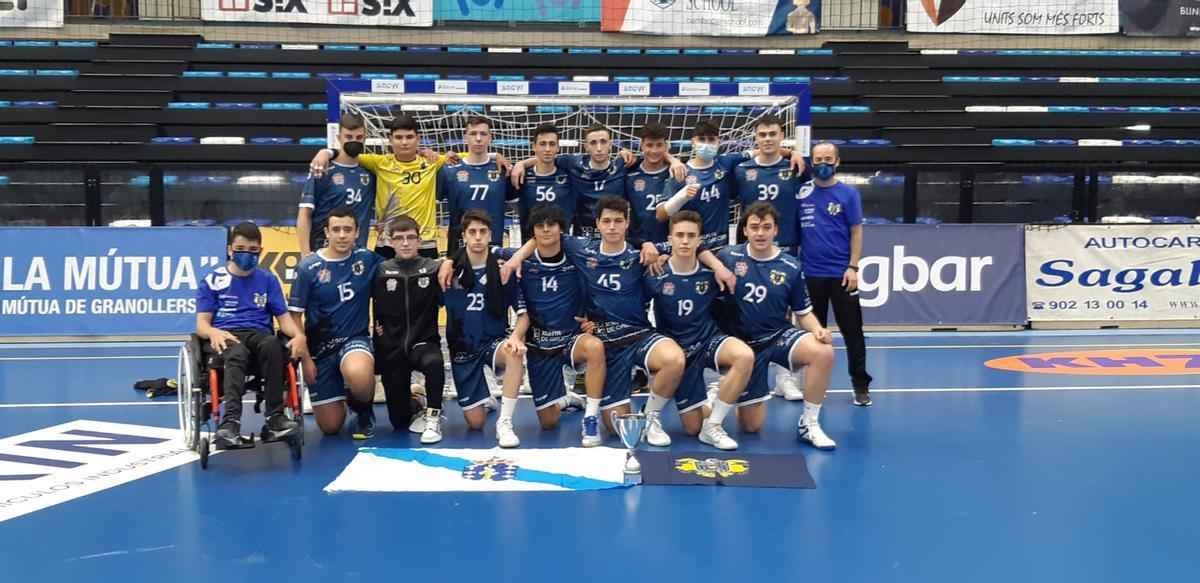 El equipo juvenil del Luceros posa al final del sector disputado en Granollers.