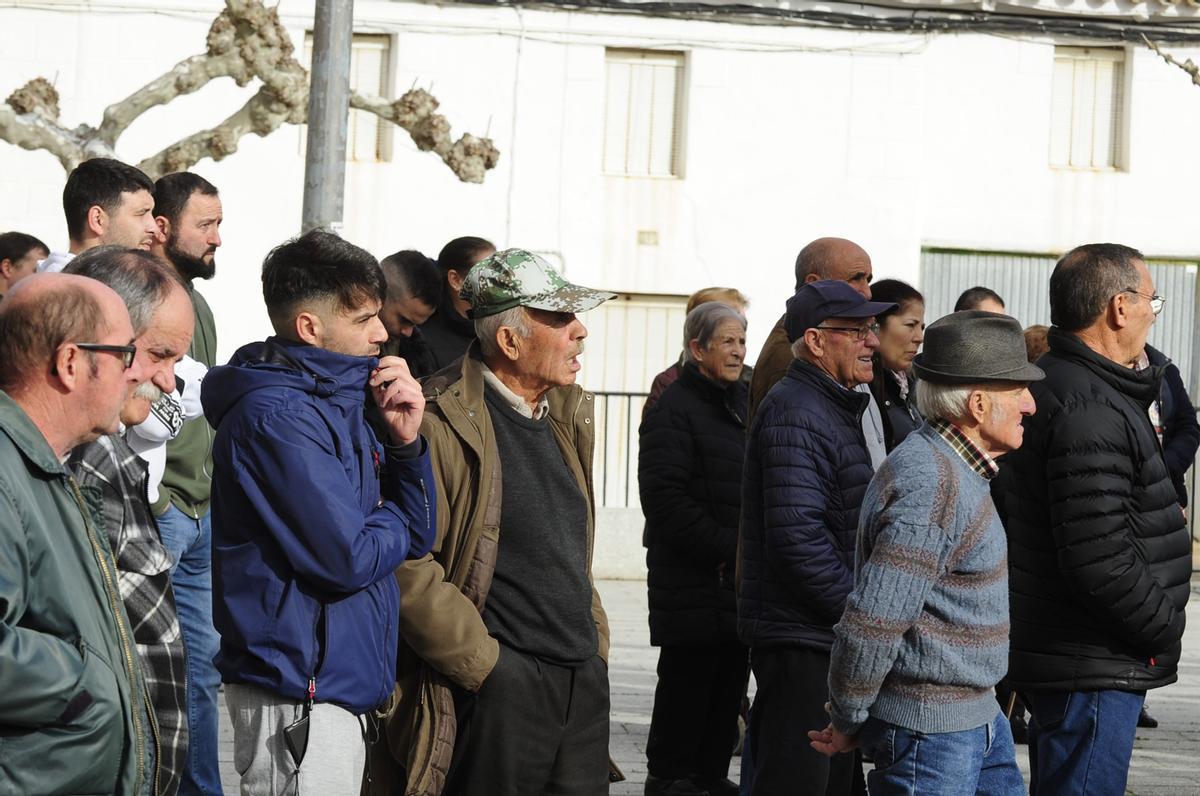 Otro grupo de vecinos escuchando las explicaciones del alcalde sobre el proyecto del parque fotovoltaico.