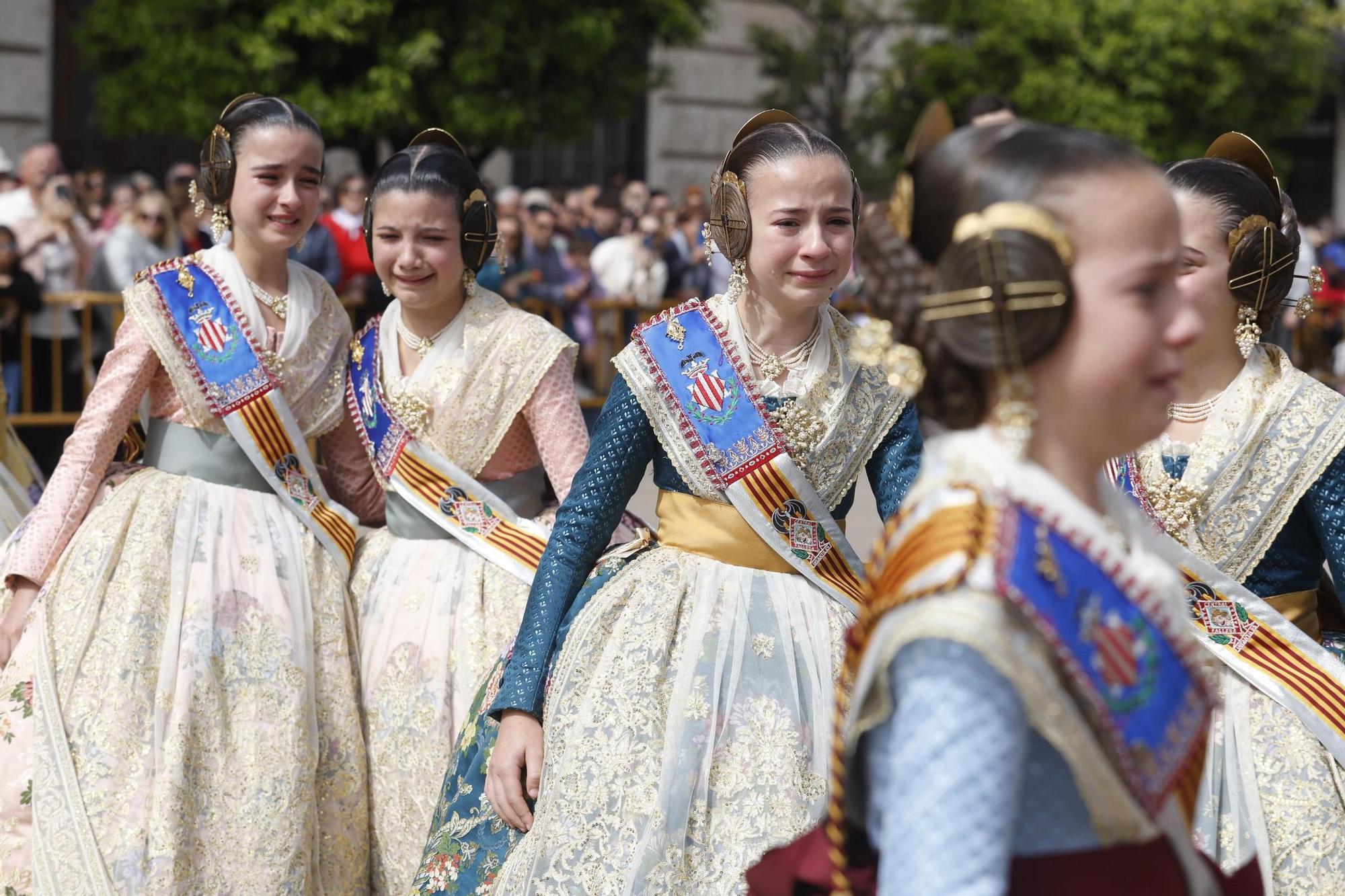 Las Falleras Mayores y la corte despiden la última mascletà entre lágrimas