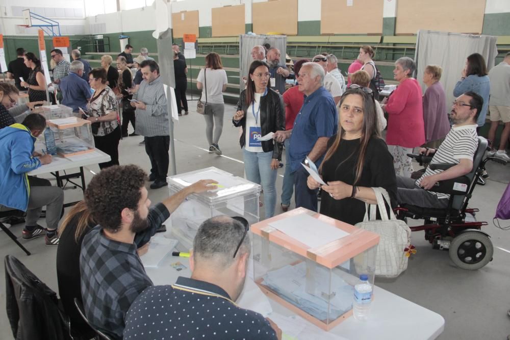 Los electores depositan sus papeletas en los colegios electorales de la comarca para elegir a sus representantes municipales y europeos.