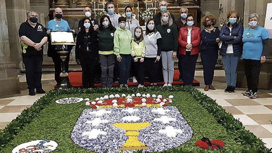 Vecinos de Miño elaboran un tapiz floral en Santiago