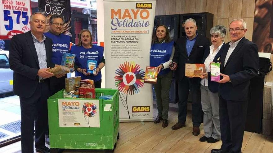 Directivos de la cadena Gadis y representantes de bancos de alimentos presentan la campaña solidaria.