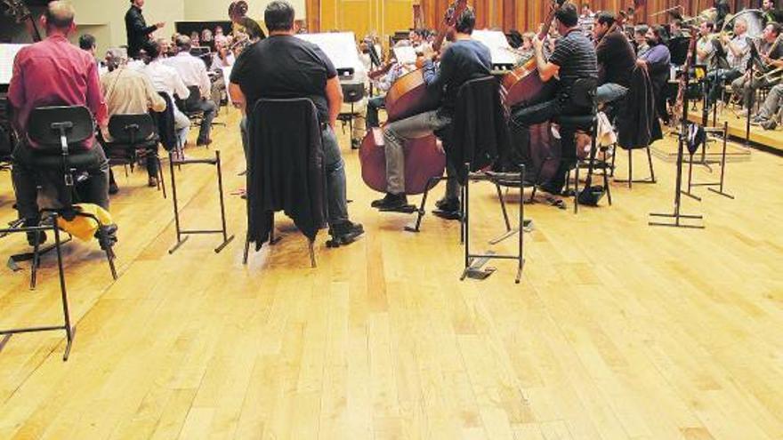 La formación orquestal asturiana, durante uno de los ensayos. Al fondo, a la batuta, Daniel Sánchez.