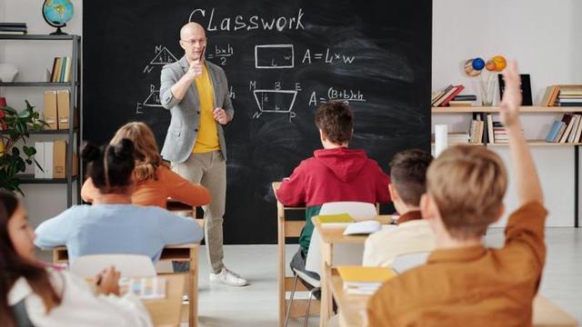 Niños en un aula dando clases en inglés.