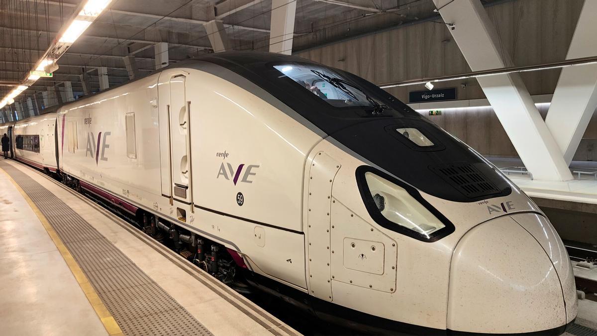 AVE que parte del complejo intermodal de Urzaiz, en Vigo.