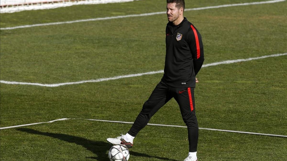 Diego Pablo Simeone, durante el entrenamiento de hoy en la ciudad deportiva del Atlético