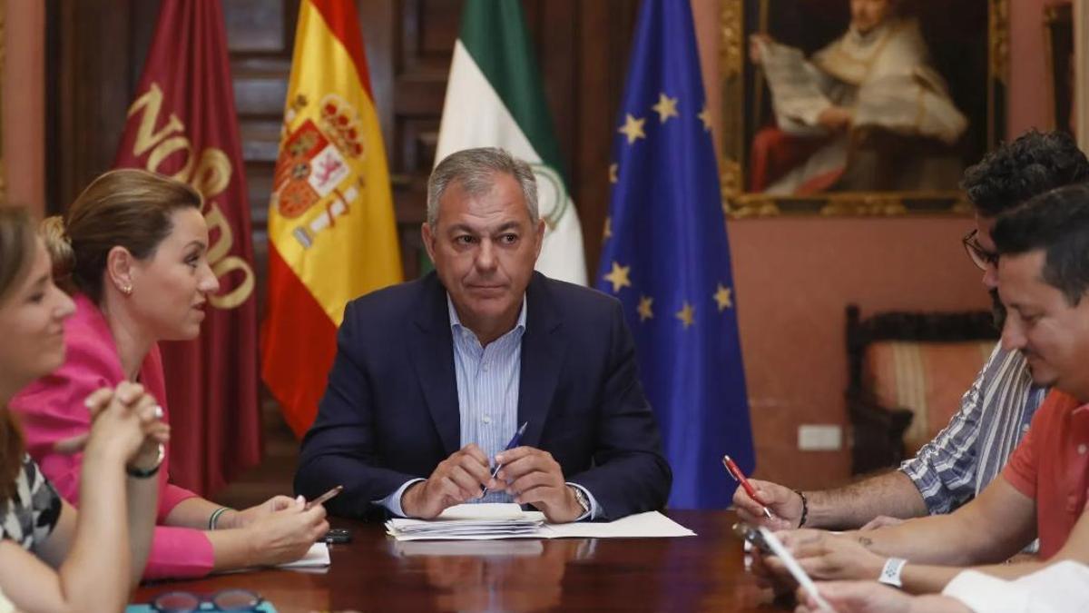 El alcalde de Sevilla, José Luis Sanz, en la reunión con el sector audiovisual andaluz tras el controvertido anuncio de que no se celebraría la edición de 2023 del Festival de Cine Europeo.