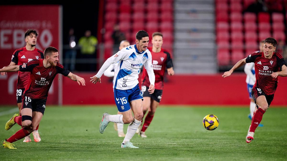 Yann Bodiger se marcha de un rival en el partido disputado en Anduva.