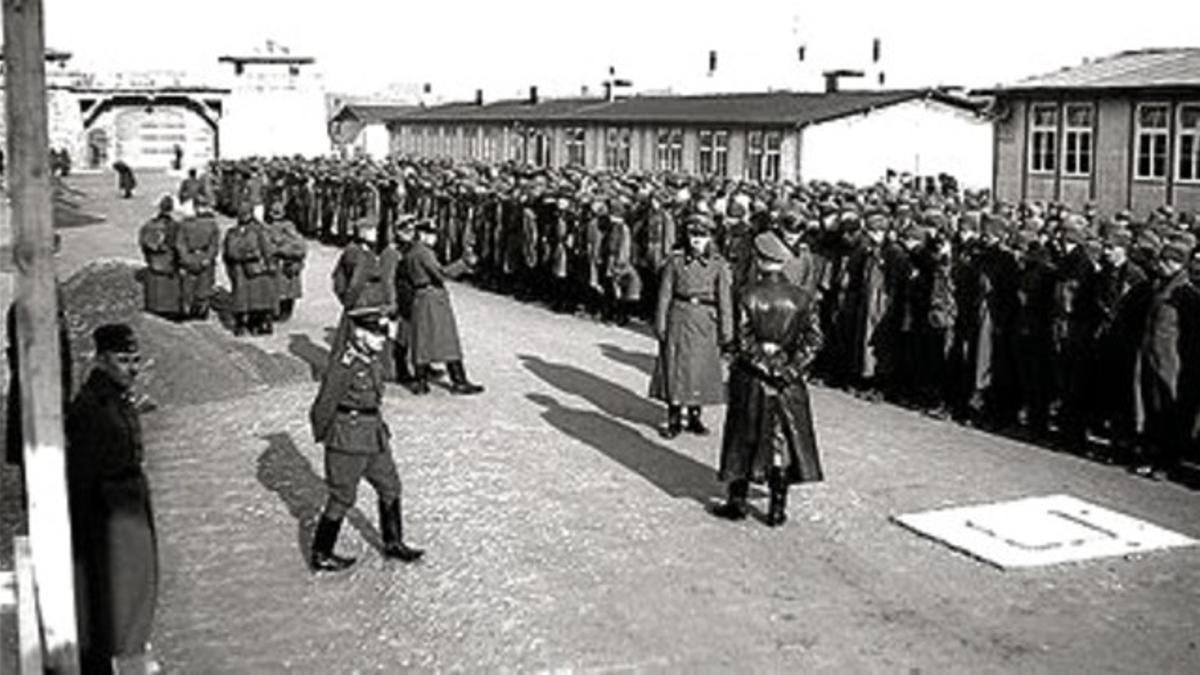 Soldados nazis y prisioneros en el campo de concentración.