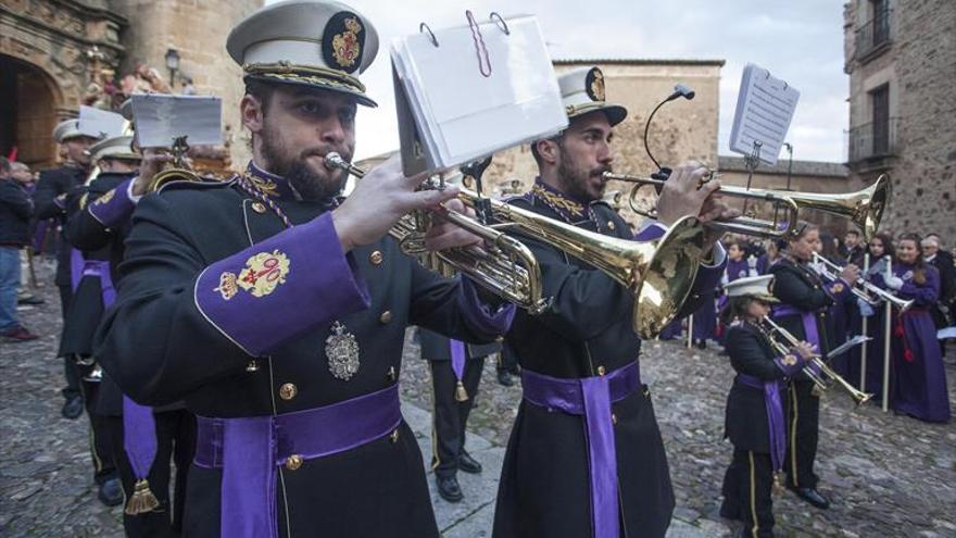 Música procesional, saetas y besapié al Nazareno