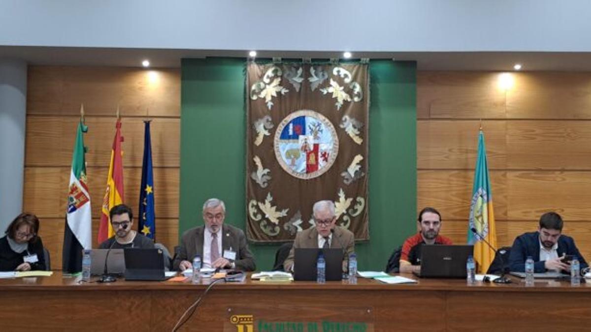 Mesa del claustro de la UEx, presidida por el rector.