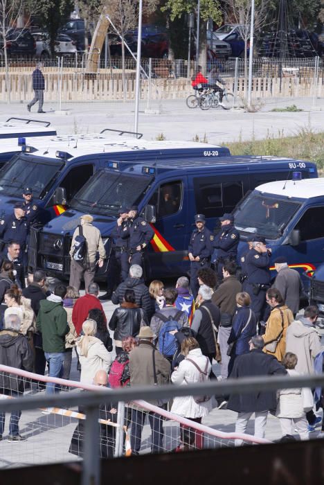 Manifestants tallen les vies del TAV a l'estació de Girona