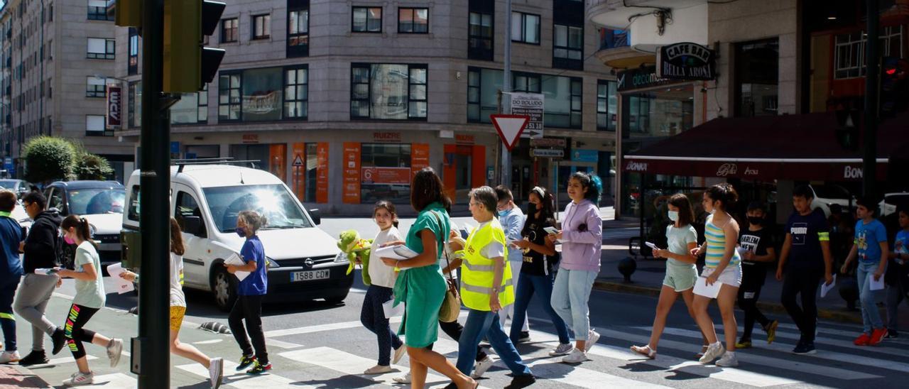 Alumnos de Vilagarcía recorren parte del trazado diseñado dentro del plan de Camiños Escolares Seguros.   | // IÑAKI ABELLA