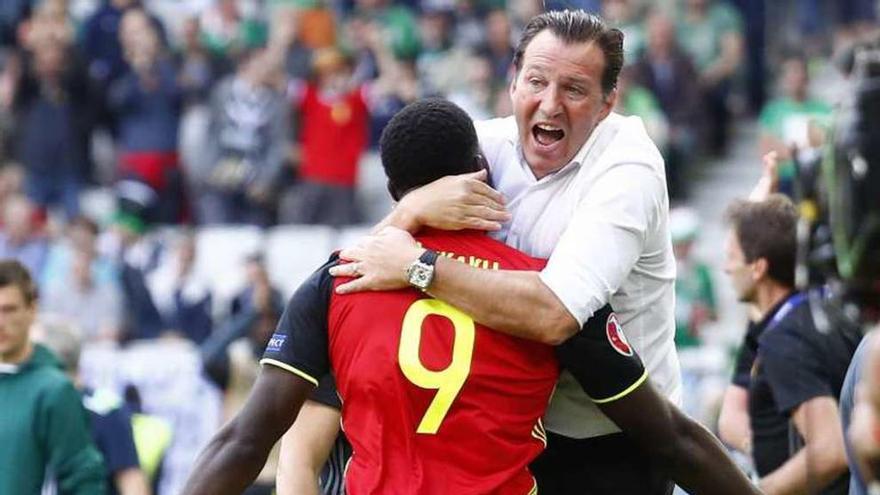 Lukaku se abraza con Wilmots, seleccionador belga. // Efe