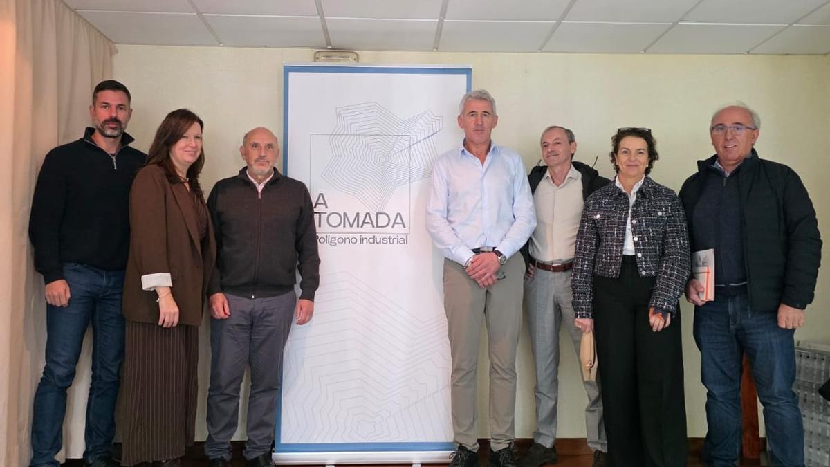 Miembros de la junta directiva del polígono de A Tomada, en A Pobra.
