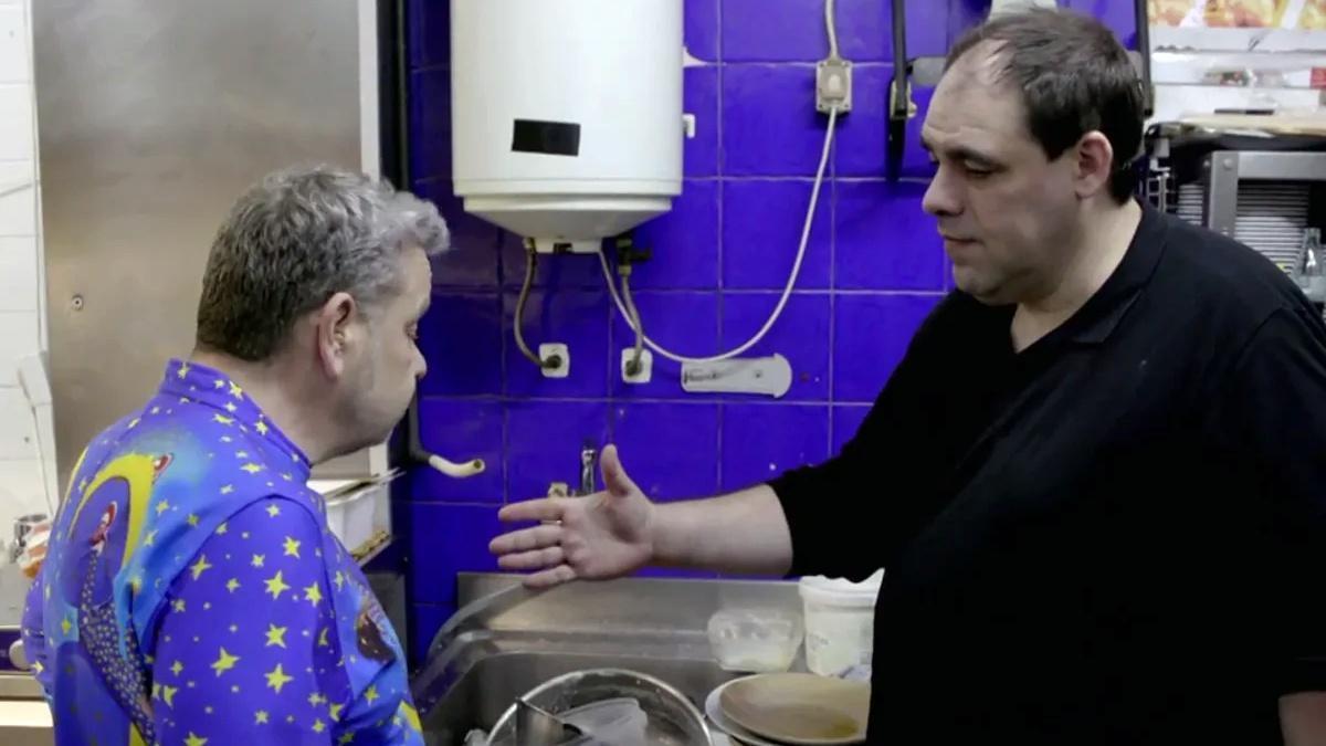 Alberto Chicote con José María Laguna en ’Pesadilla en la cocina’.