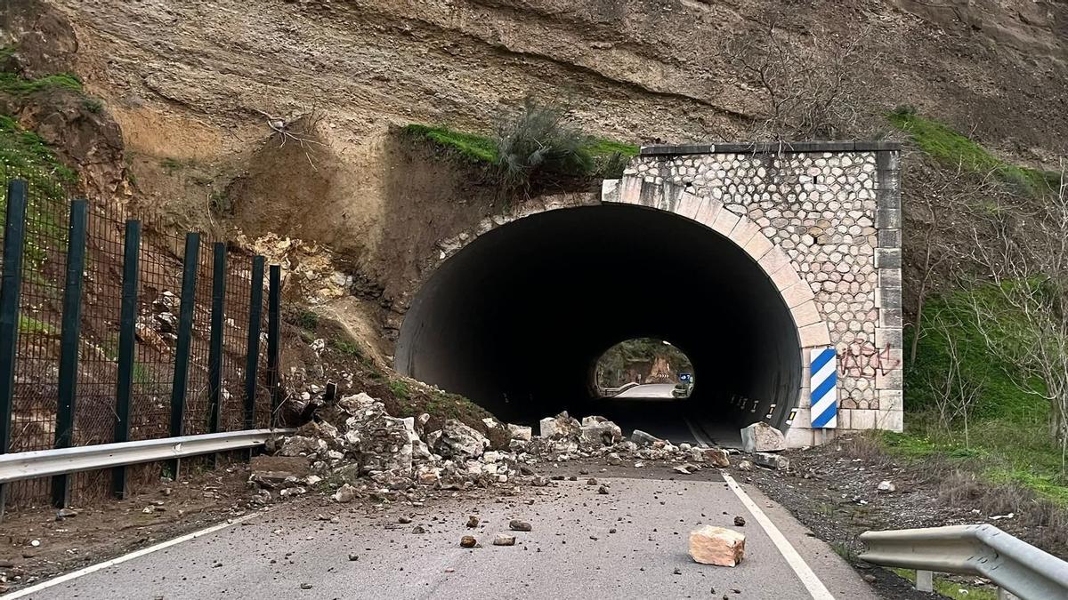 Desprendimiento en el túnel de Casablanca, que cortado la carretera A-7054 entre Pizarra y Estación de Cártama