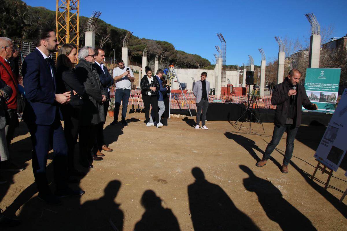 L'alcalde de Lloret de Mar, Adrià Lameles, i  la consellera de Drets Socials i Inclusió, Mònica Martínez Bravo, amb la futura residència per a gent gran de Lloret de Mar al fons