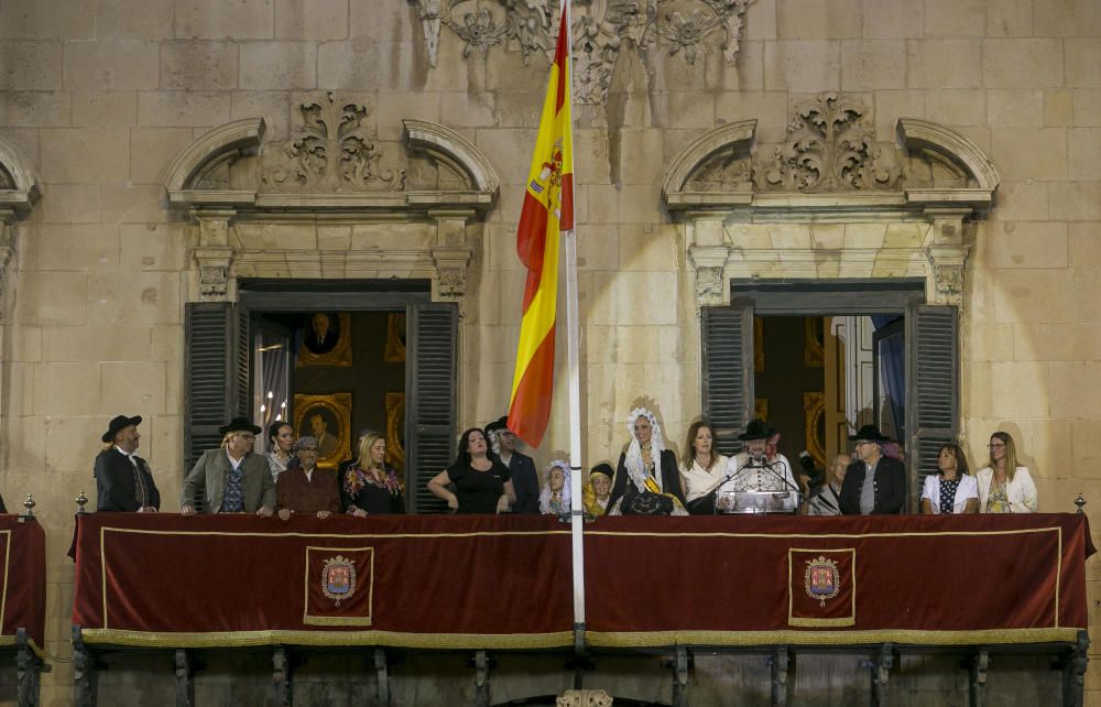 El pregón de las Hogueras 2019 da la bienvenida al Fuego a la ciudad de Alicante