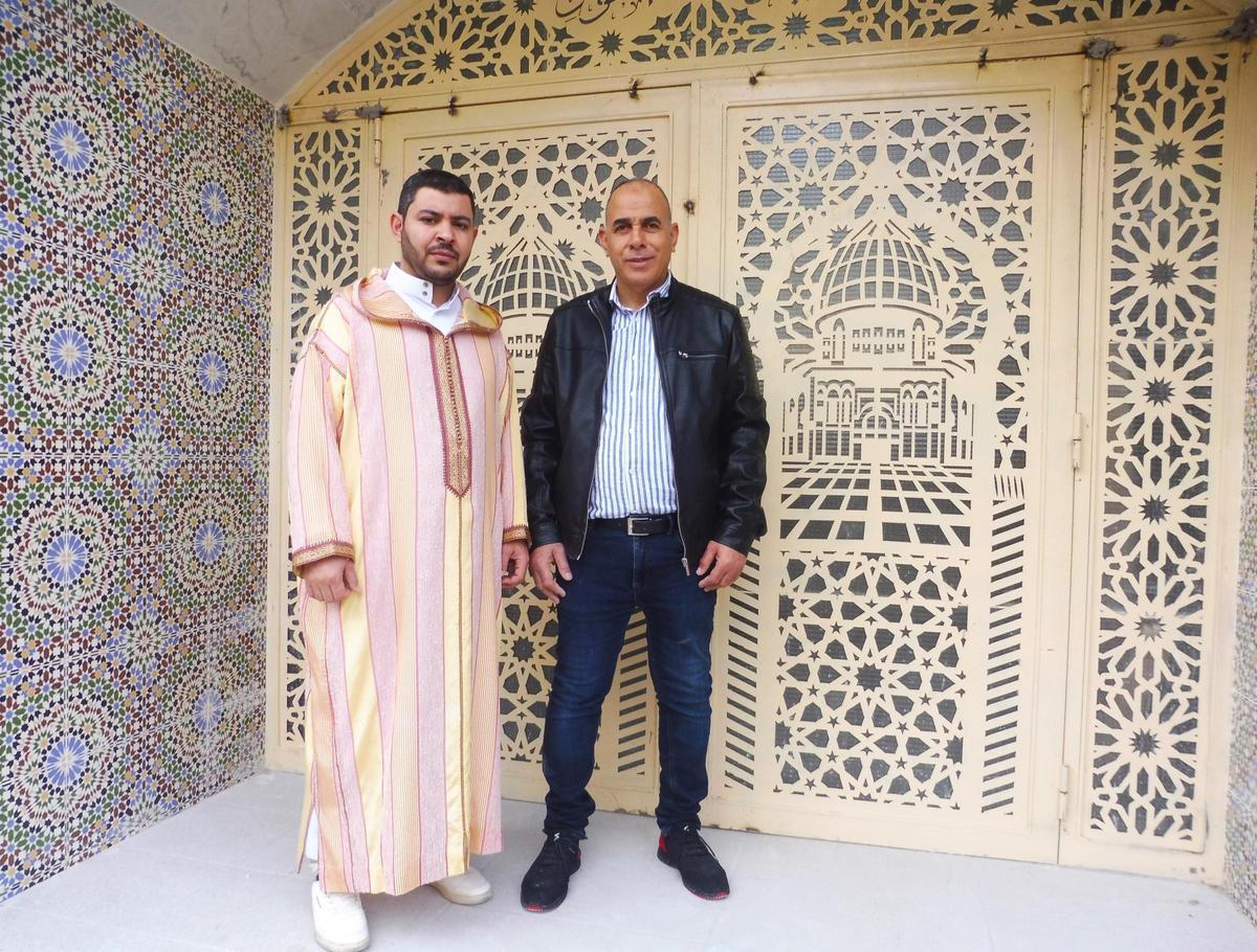 El imam, a la izquierda, con el presidente de la asociación, en la puerta de la mezquita.