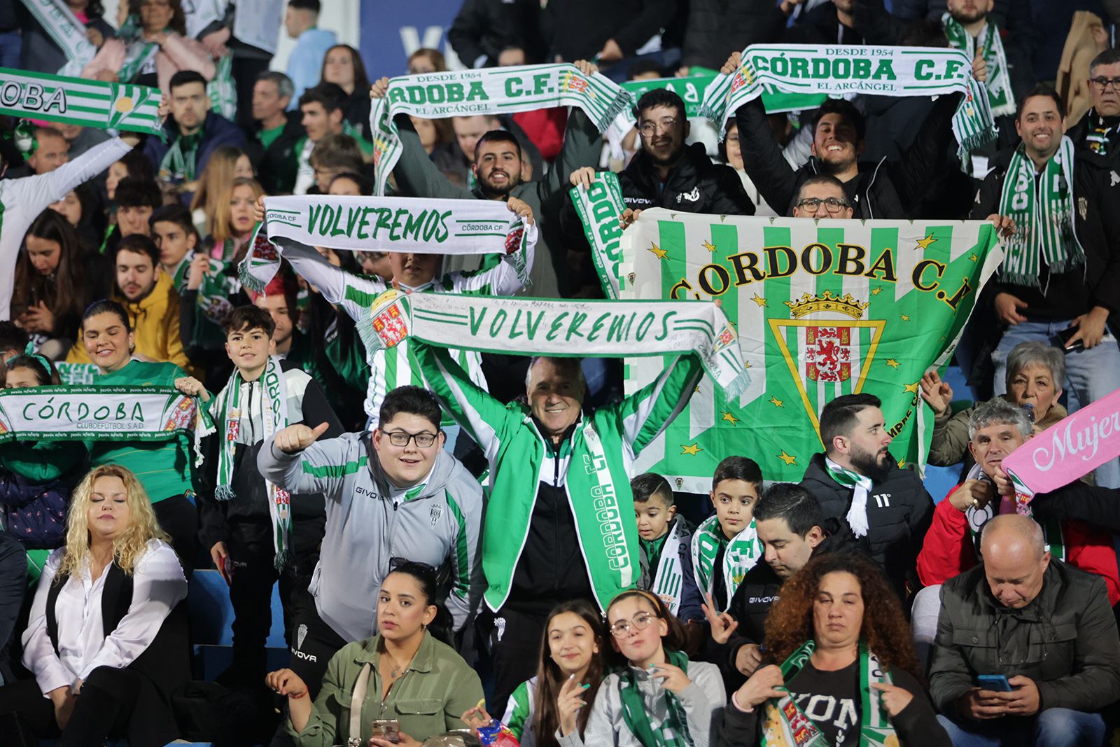 Linares-Córdoba CF: las imágenes de la afición blanquiverde en Linarejos