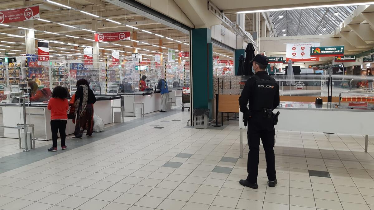 Un agente de la Policía Nacional controla el aforo de los centros comerciales de Vigo