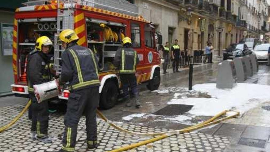 Bomberos actuando en el Centro de Málaga.