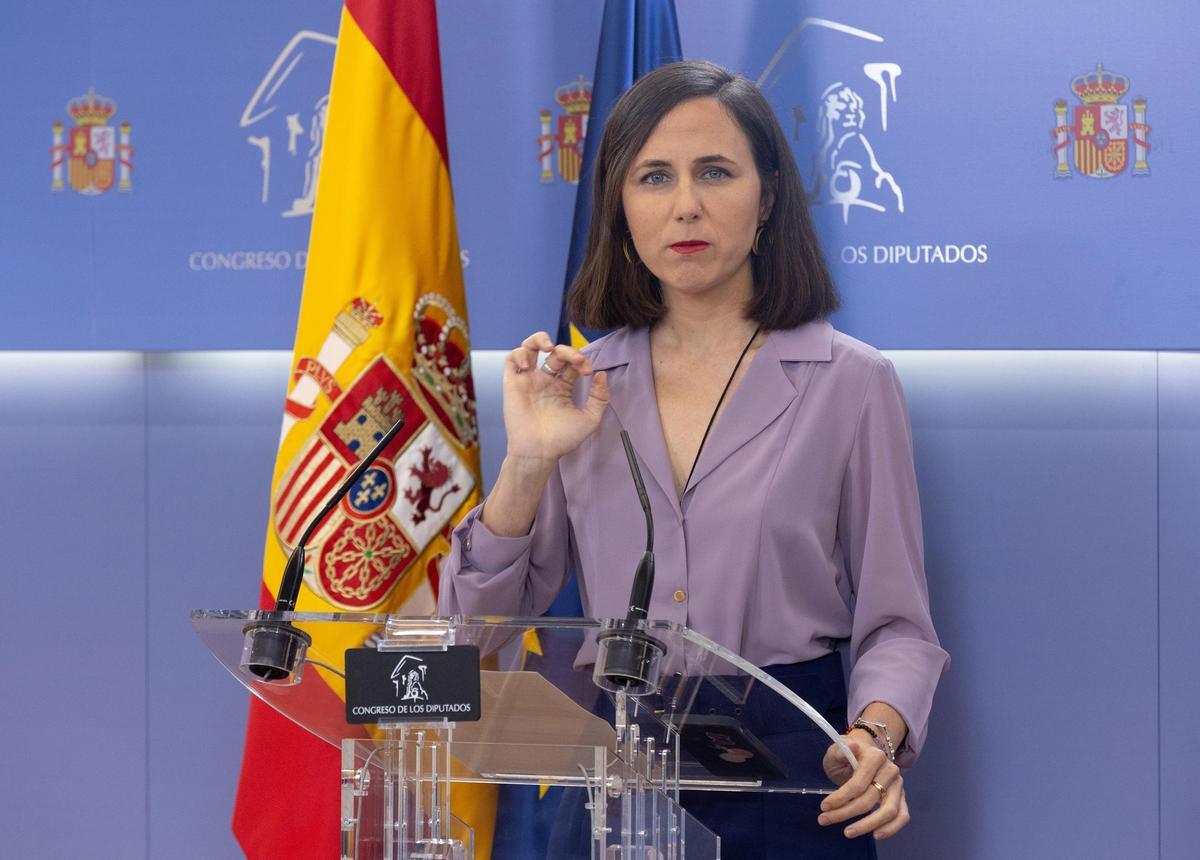 La portavoz de Podemos en el Congreso, Ione Belarra, durante una rueda de prensa anterior a la Junta de Portavoces, en el Congreso de los Diputados, a 18 de junio de 2024, en Madrid (España).