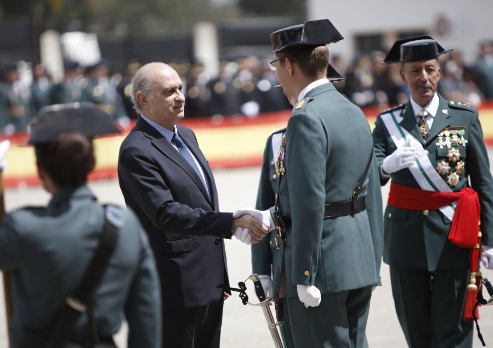 Fernández Díaz asiste a la entrega de la bandera nacional en Acuartelamiento Jaime II