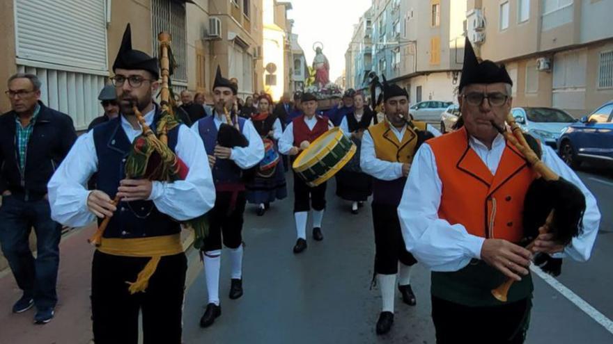 La bandina "Xácara", en la procesión por las calles de Torrevieja.