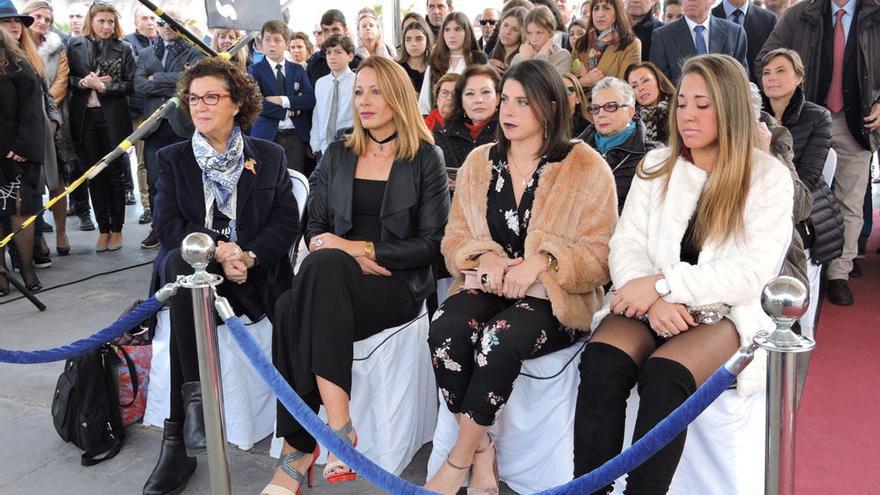 La tres remeras homenajeadas, junto a la nieta de Mari Carmen Martínez.