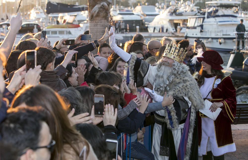 Los Reyes Magos reparten ilusión por la ciudad de Alicante.