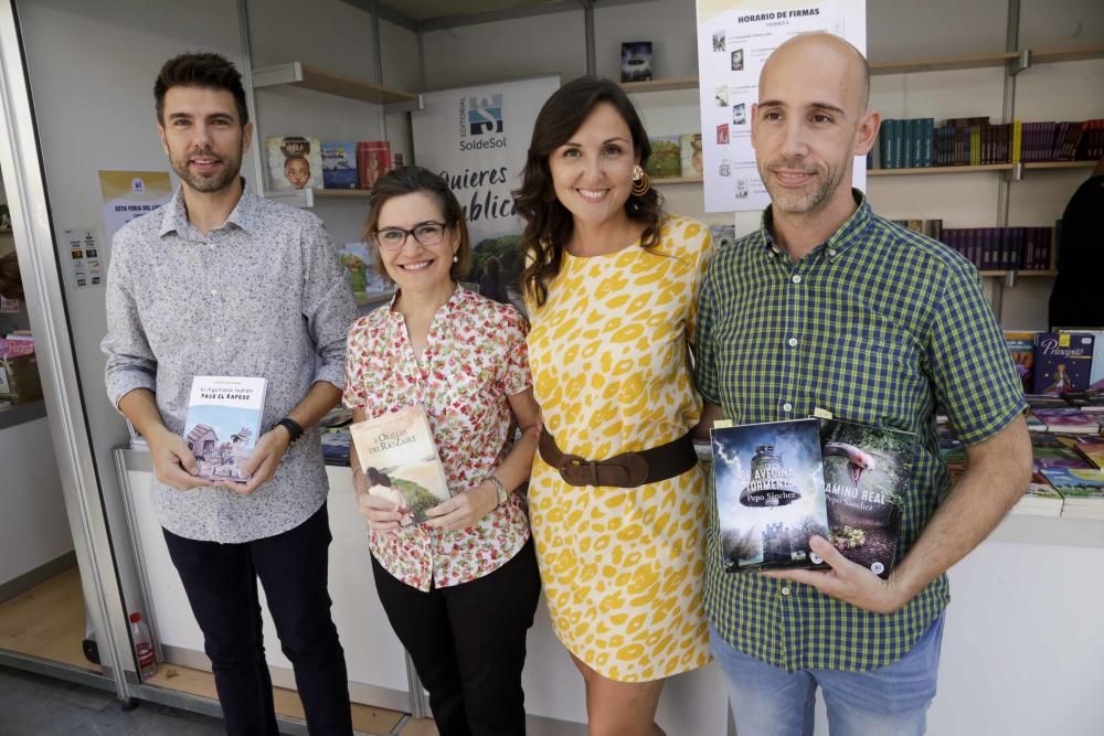 Ambiente del sábado en la Feria del Libro de Murcia