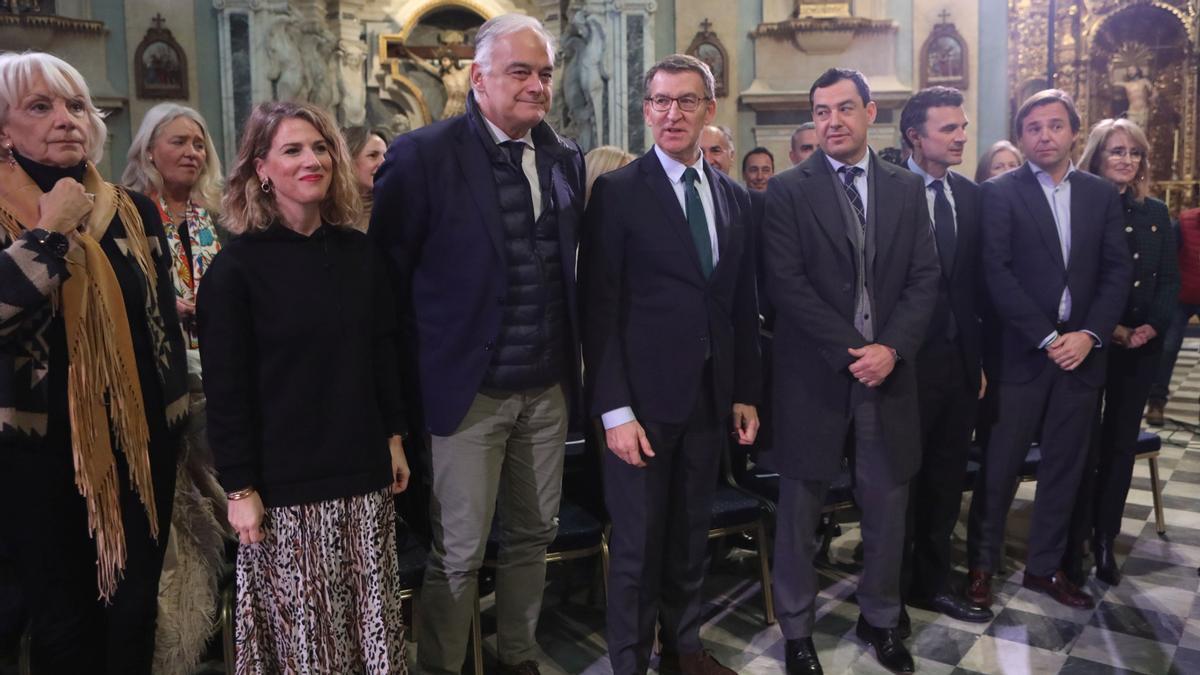 El presidente del Partido Popular, Alberto Núñez Feijóo (4d) junto al presidente de la Junta de Andalucía, Juntama Moreno (3d) el candidato a la alcaldía de Cádiz Bruno García (2d) y la ex alcaldesa de Cádiz, Teofila Martínez (1i) y el vicesecretario de Institucional, Esteban González Pons (3i) en el acto celebrado hoy, a 23 de enero de 2023, en Cádiz (Andalucía, España).El jefe de la oposición ha elegido Cádiz --el Oratorio de San Felipe Neri-- para presentar este plan de regeneración, dado que fue el lugar donde se promulgó la Constitución liberal de 1812, conocida popularmente como la 'Pepa'. Ha estado acompañado del presidente de la Junta de Andalucía, Juanma Moreno, y el vicesecretario de Institucional, Esteban González Pons. 23 ENERO 2023 Nacho Frade / Europa Press 23/01/2023